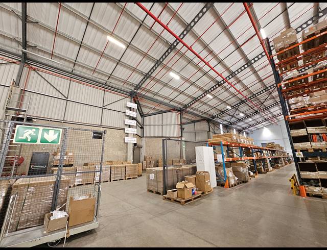 3,500M² WAREHOUSE TO LET IN LONGLAKE